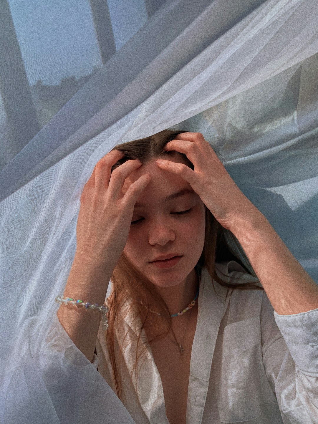 Mujer con rasgos exóticos para spot de marca tecnológica en San Sebastián el 10 de noviembre